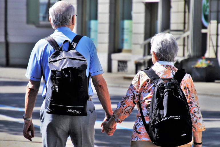 Senioren zu Fuß: Unsicher im Alltag