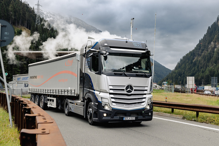 Daimler Truck erprobt Wasserstoff-Lkw