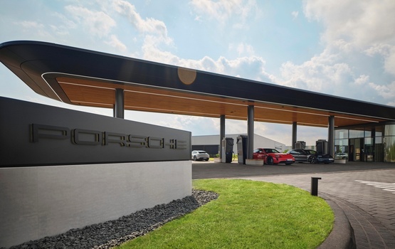 Schöner Laden: Erste Porsche Charging Lounge eröffnet