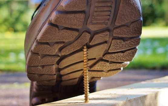 Sicherheit am Arbeitsplatz: Arbeitsschuhe richtig nutzen und prüfen