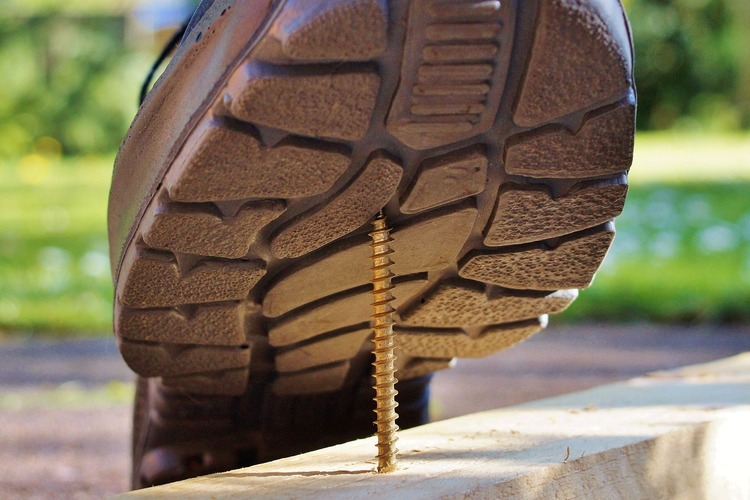 Sicherheit am Arbeitsplatz: Arbeitsschuhe richtig nutzen und prüfen