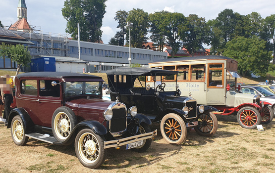 Hundertjähriger Ford Model TT Bus
