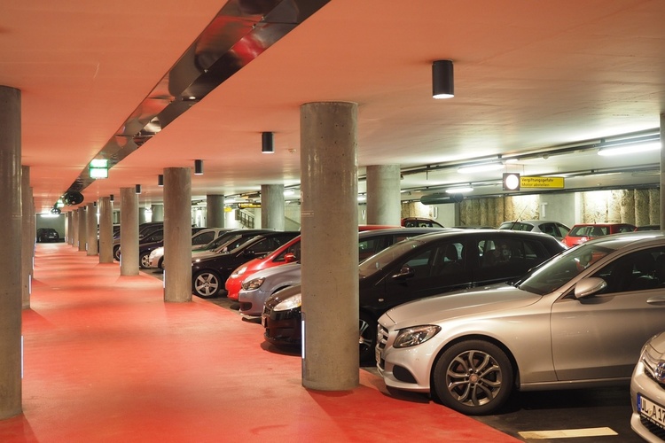 Einfach und sicher parken im Parkhaus