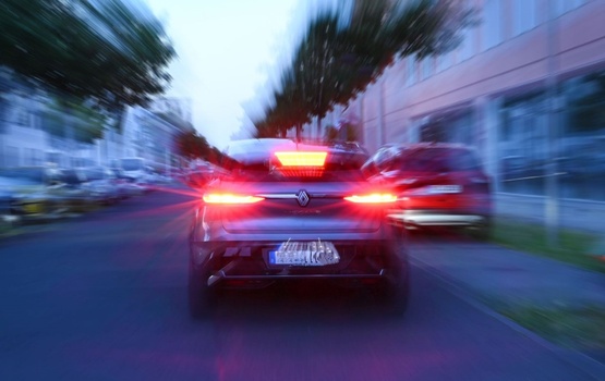 Trotz Bremsassistenten im Notfall selbst in die Eisen