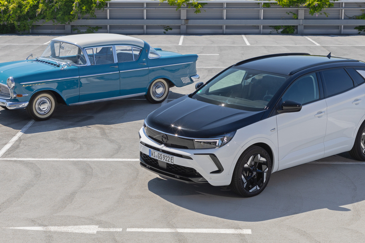 Opel zwischen Kapitän und Grandland in Schwetzingen