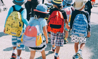 Erstklässler auf dem Schulweg