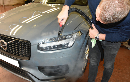 Hertz-Autovermietung reinigt nun mit Dampf