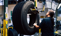 100 Jahre Reifen-Runderneuerung bei Michelin