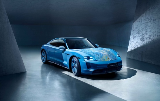 Ein Porsche Taycan Turbo S wird zum Kunstwerk