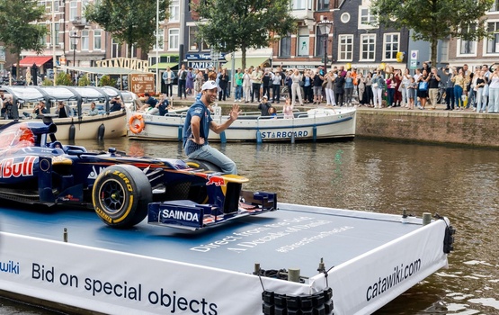 Mit einem Rennwagen durch die Amsterdamer Grachten