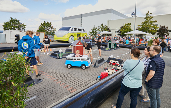 Volkswagen Nutzfahrzeuge feiert mit 30.000 Besuchern im Bulli-Werk