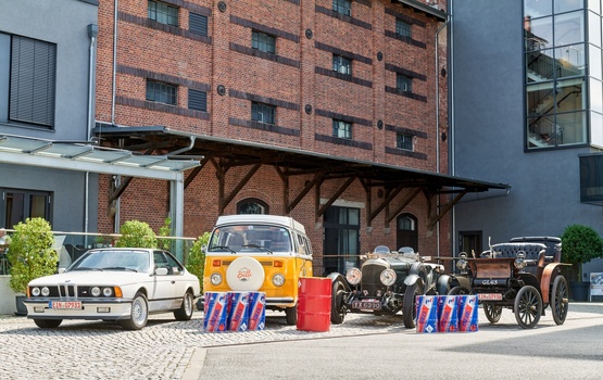 Historische Fahrzeuge mit modernen E-Fuels im Tank