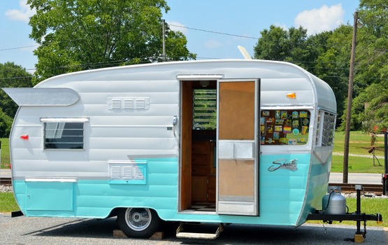 Sommer, Sonne, Standzeit – was muss ich bei meinen Anhängerreifen beachten?