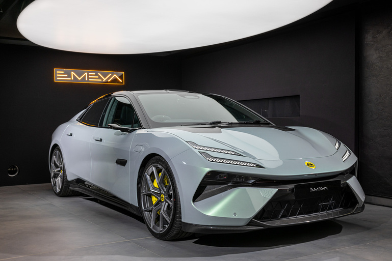 Lotus vollelektrischer Hyper-GT Emeya in Paris