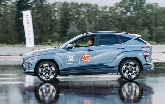 Eintracht-Frauen in Hyundai-Stromern