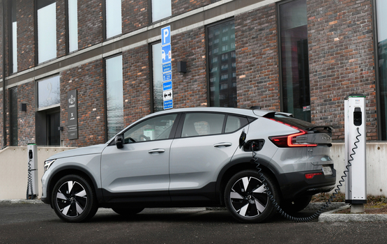 Volvo erleichtert Laden an öffentlichen Stationen