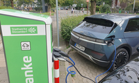 Städter mit Stromer