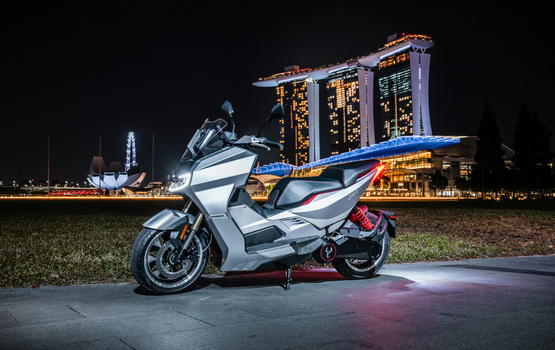 Vollelektrischer Großroller Scorpio Electric X1
