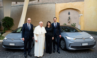 VW elektrifiziert Papst-Flotte
