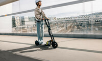 E-Scooter Husqvarna Skutta - Mit Kettensägen-Akku