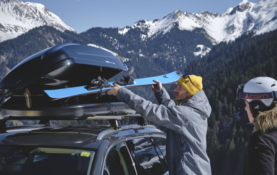 Mit Dach-Box sicher in den Wintersport