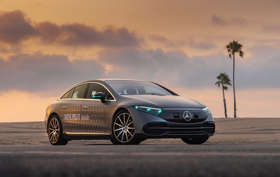 Mercedes-Benz: Türkises Licht signalisiert automatisiertes Fahren