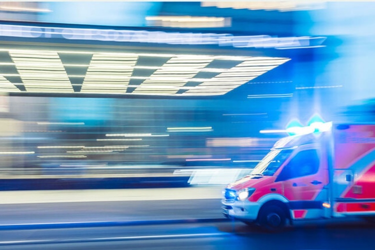 Auch ein Rettungswagen muss vorsichtig fahren