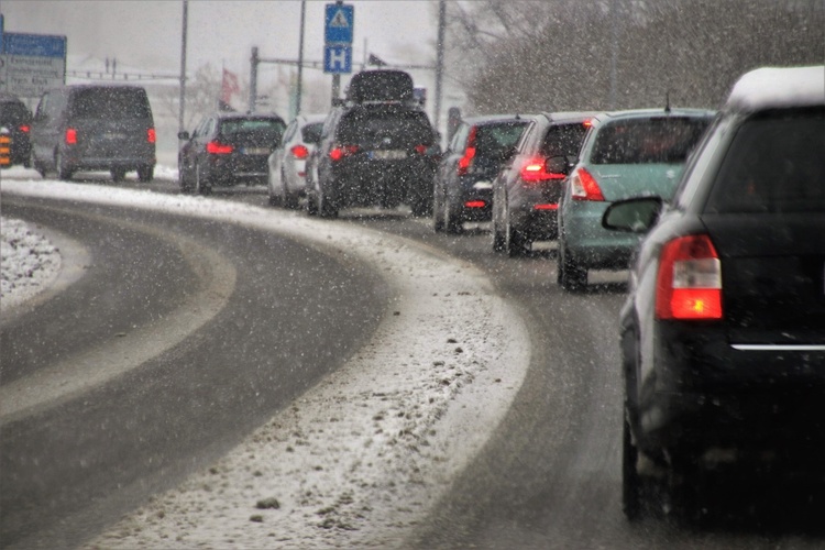 Jecken bringen regen Verkehr auf die Straße