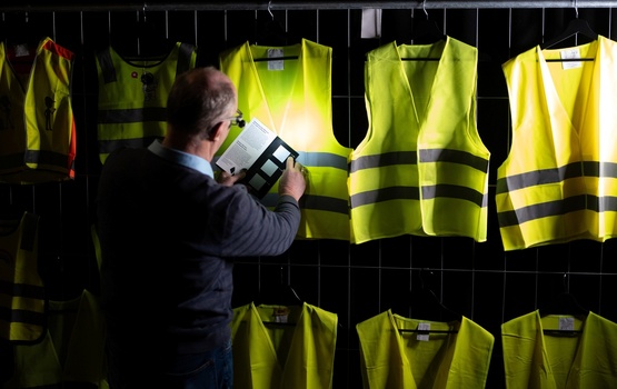 ADAC Warnwestentest: Viele Modelle mangelhaft