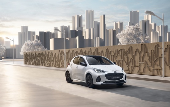 Mazda2 Hybrid vor kunstvoller Kulisse