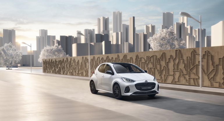 Mazda2 Hybrid vor kunstvoller Kulisse