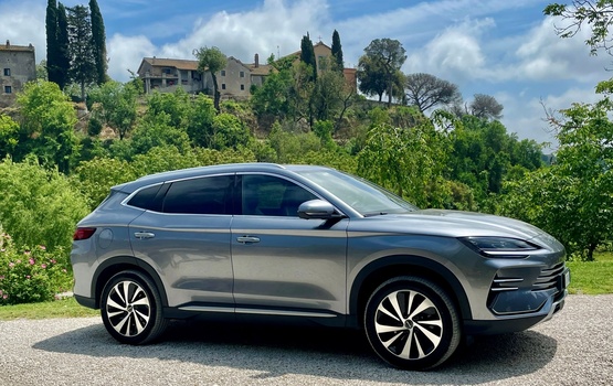 BYD Seal U DM-i: Chinesischer Stromer mit Stecker und Tank