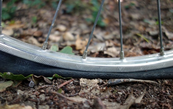 Erste Hilfe bei einem Fahrradplatten