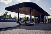 Schnellladen mit bis zu 400 kW in der Porsche-Lounge