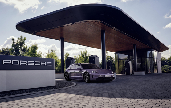 Schnellladen mit bis zu 400 kW in der Porsche-Lounge