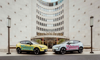Hotelgäste des ''25hours'' im Volvo EX30