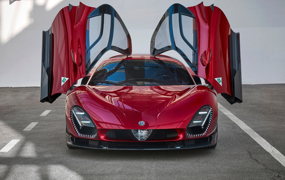 Supercar Alfa Romeo 33 Stradale trifft auf legendäre Klassiker