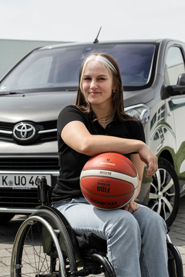 Rollstuhl-Sportler im umgebauten Toyota Proace Verso