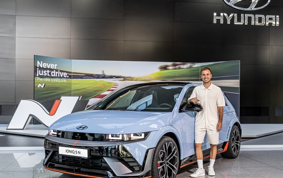 Mario Götze wechselt auf den Hyundai Ioniq 5 N