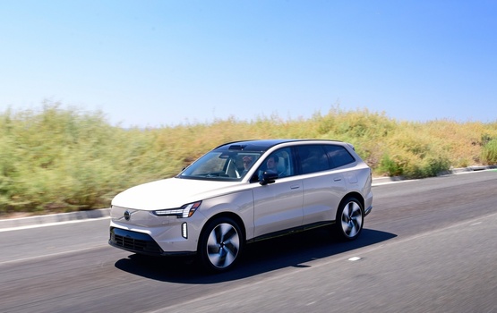 Der neue Volvo EX90 rollt auf die Straßen