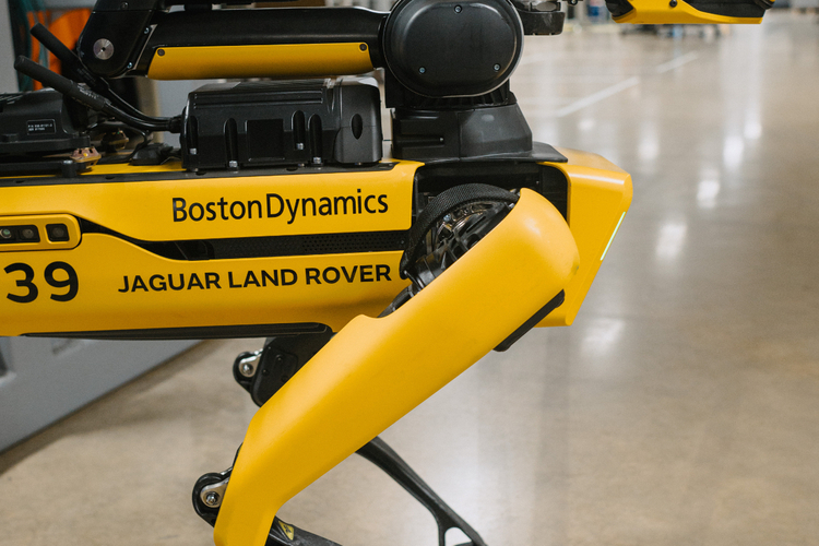 Roboter-Wachhund überprüft Autoproduktion