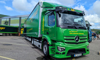 Mercedes-Benz Lkw und karldischinger logistikdienstleister