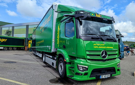 Mercedes-Benz Lkw und karldischinger logistikdienstleister