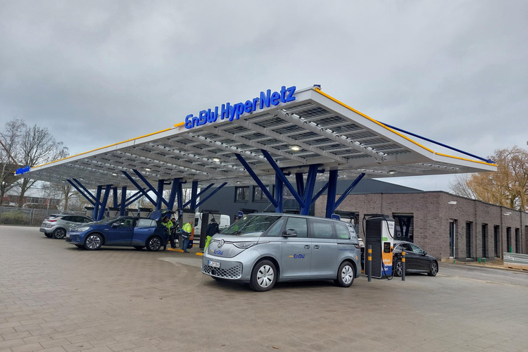 EnBW-Ladepark an der A1  - Pilotprojekt mit Akkuspeicher