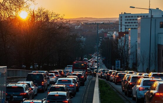 Verkehrsrecht und Tech-Plattformen machen Straßen sicherer