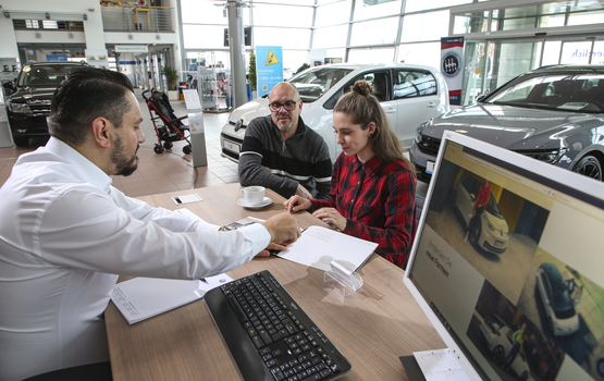 Tipp: Budgetplanung beim ersten Autokauf  - Wofür Fahranfänger Geld brauchen 