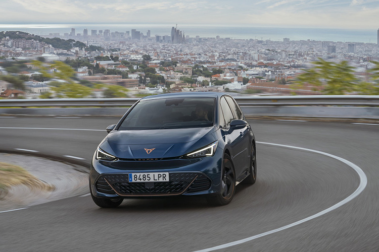 E-Automarkt   - Tesla halbiert, Cupra verzwölffacht 