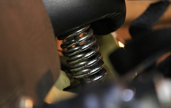 Wartung und Austausch von Autofedern bei Kleinwagen, worauf Sie achten sollten.