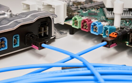 Schnelle Datenübertragung  - ZF setzt auf Glasfaser im Auto 