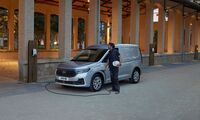 Ford-Transporter mit Plug-in-Antrieb  - Liefern mit Elektrokick  